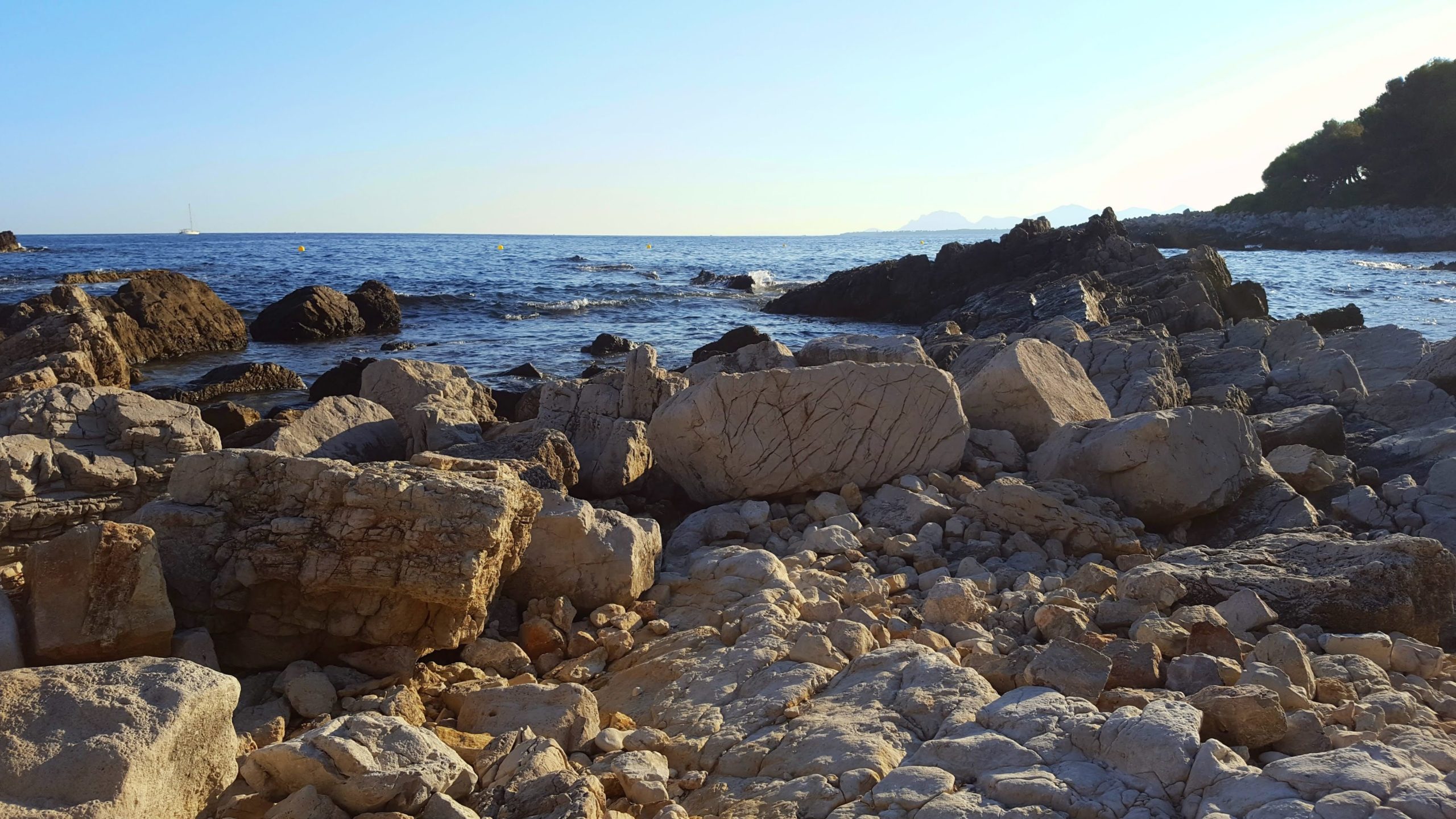 sentier de tire poil au cap d'antibes sur la cote d'azur