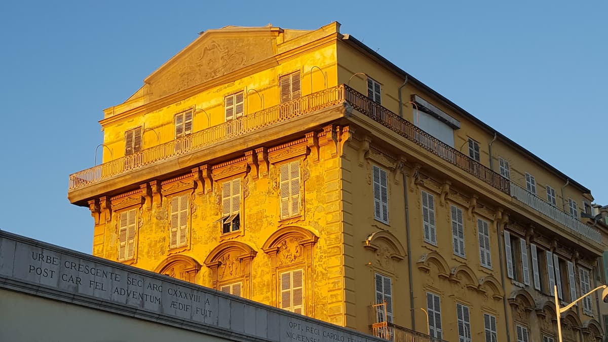 immeuble baigne du soleil du soir rue des ponchettes dans le vieux nice