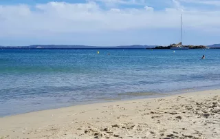 la spacieuse plage de st clair au lavandou dans le var