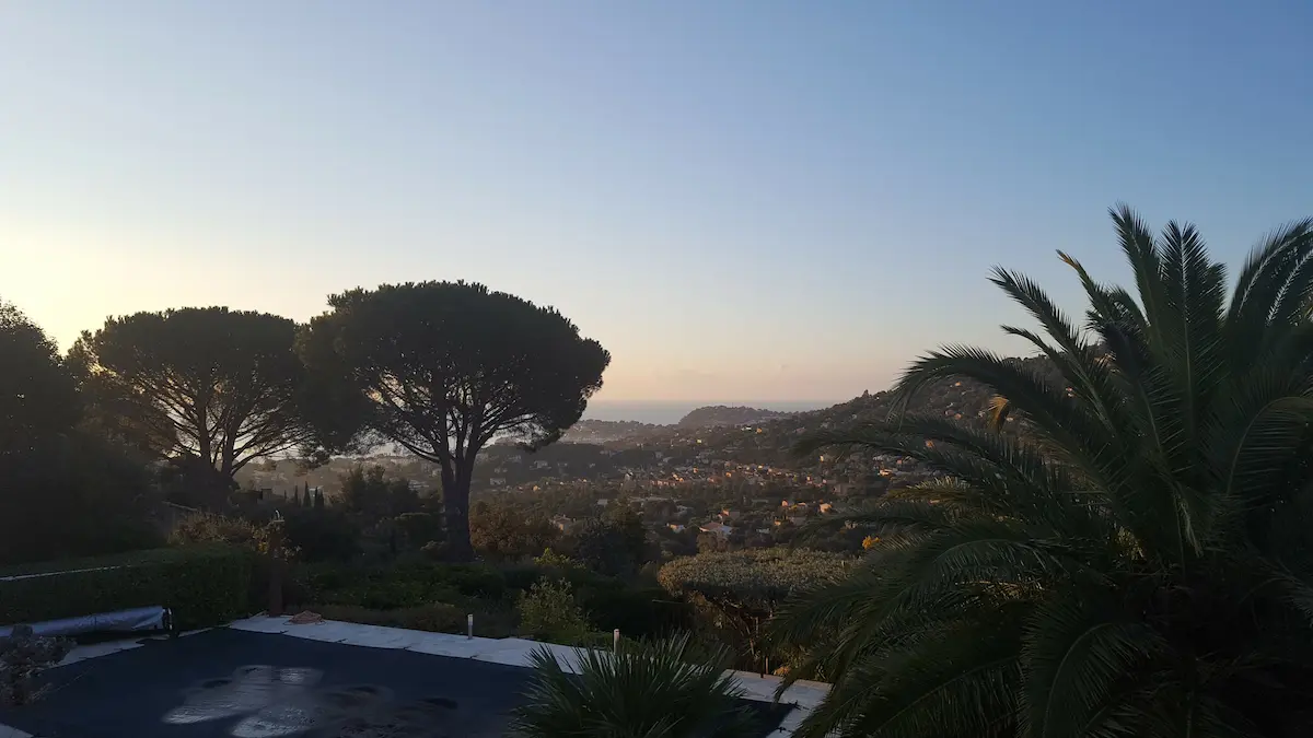 Vue de la Villa Port Sud perchée sur les hauteurs de Cavalaire, vue sur les pins parasols et la baie de saint-Tropez