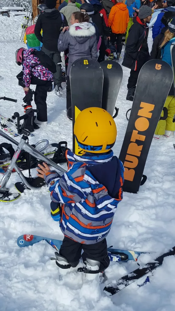 mini skieur casque de dos avec une tenue aux couleurs vives a isola 2000, une station appreciee des locaux dans le mercantour