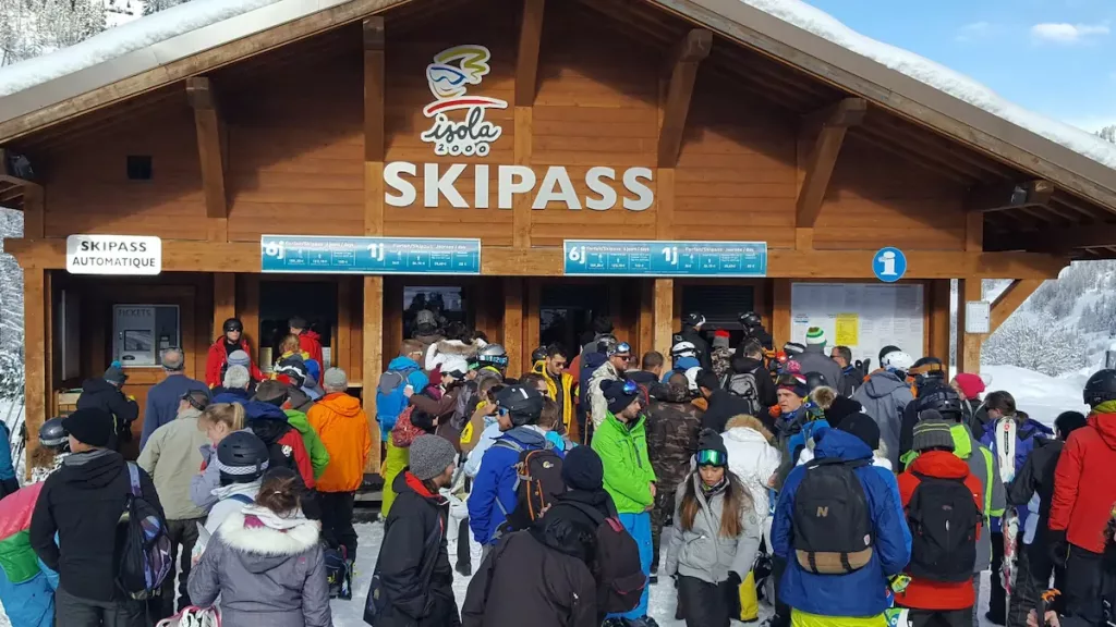 chalet proposant des forfaits de ski a isola 2000, beaucoup de monde pour un dimanche matin. surement la meme chose a auron.