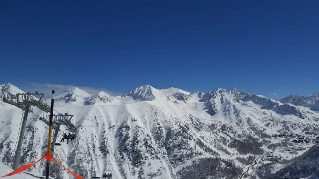 chaine de sommets enneiges vue d'une des pistes les plus en altitude a auron dans la vallee de la tinee 