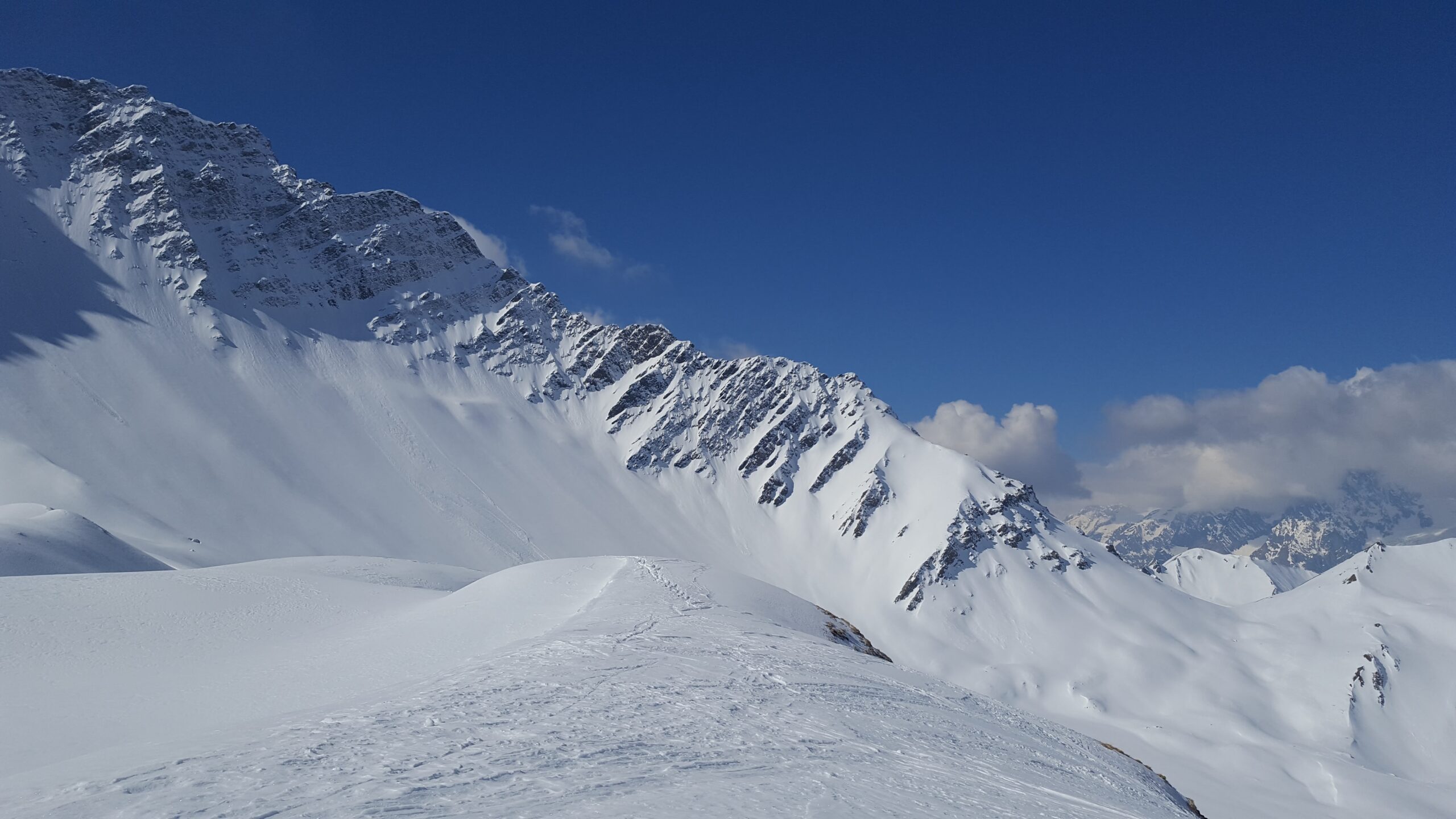 ski de randonnee au dessus du refuge bonatti au val ferret en italie