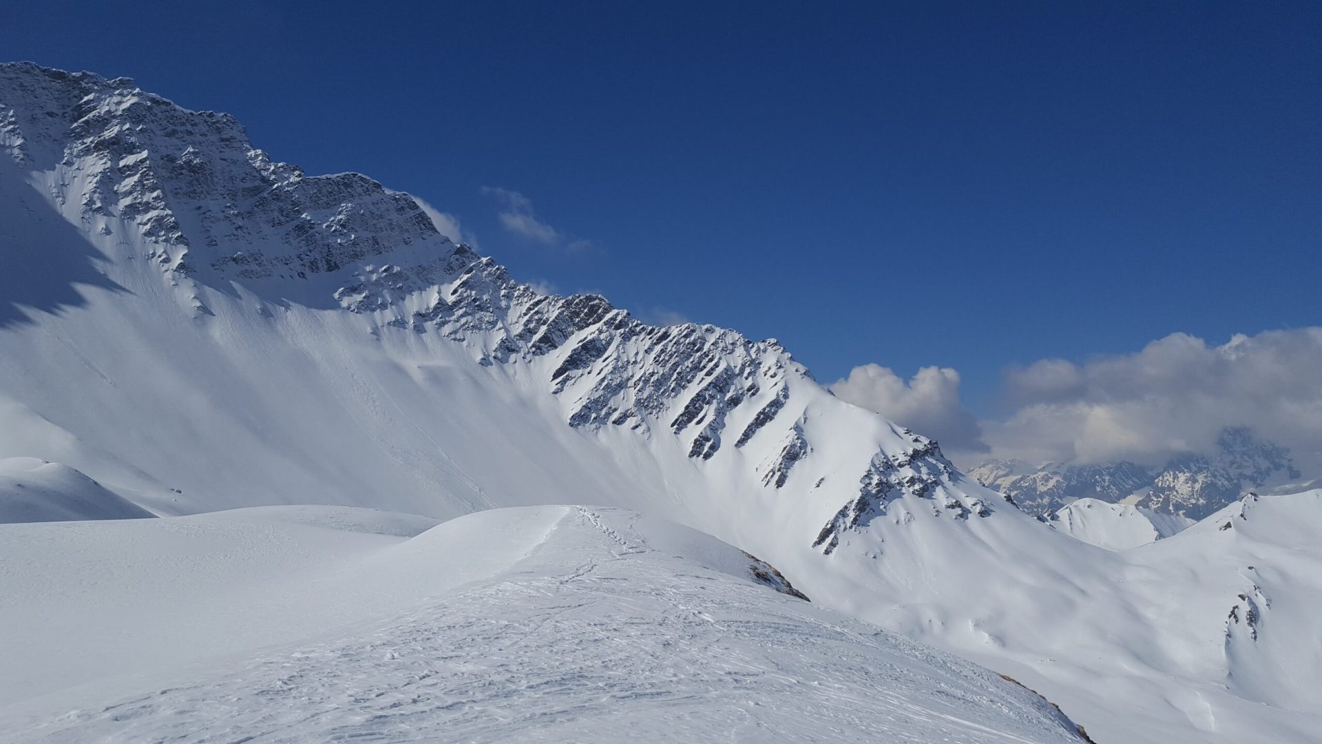 ski de randonnee au dessus du refuge bonatti au val ferret en italie