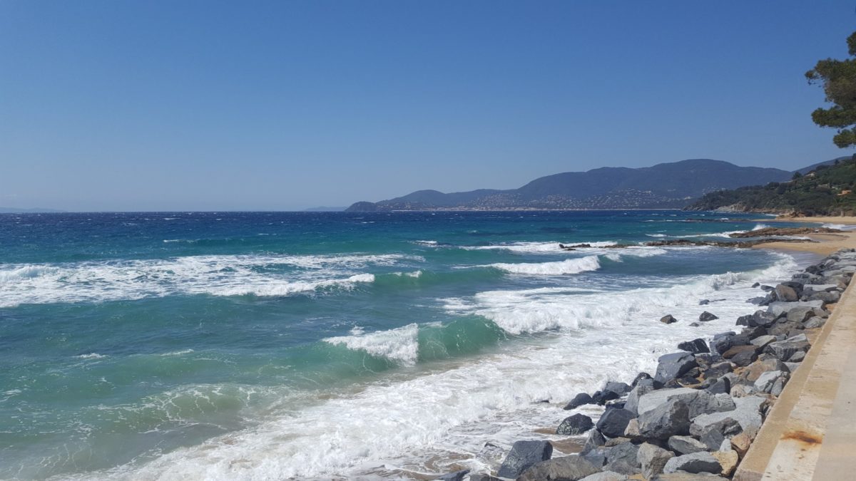 la plage spacieuse de gigaro a la croix valmer hors saison dans le golfe de st tropez