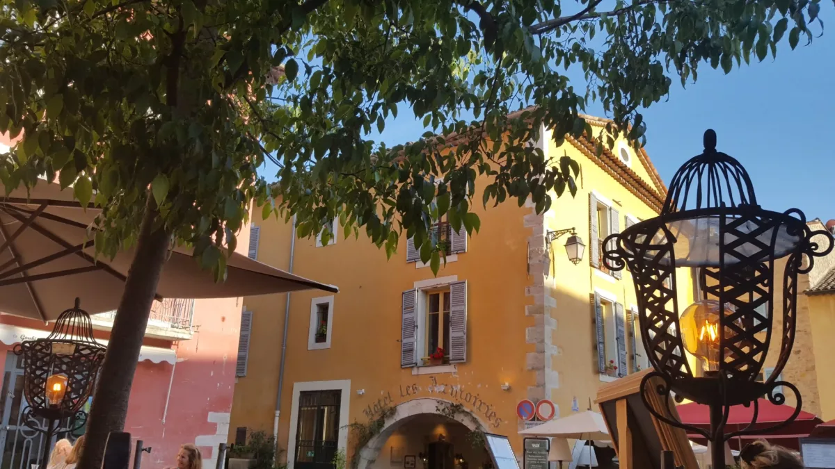 place des arcades a valbonne