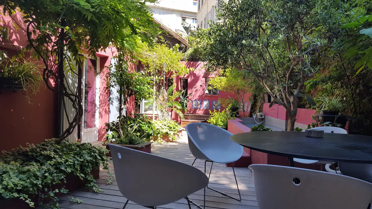 Le patio d'une chambre d'hôte à Marseille avec ses murs aux tons chauds