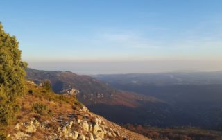vue sur un des plus beaux villages de france gourdon et sur le littoral dans la brume en randonnant en direction du plateau de cavillore dans cet article qui decrit une randonnée de noel au départ de gourdon