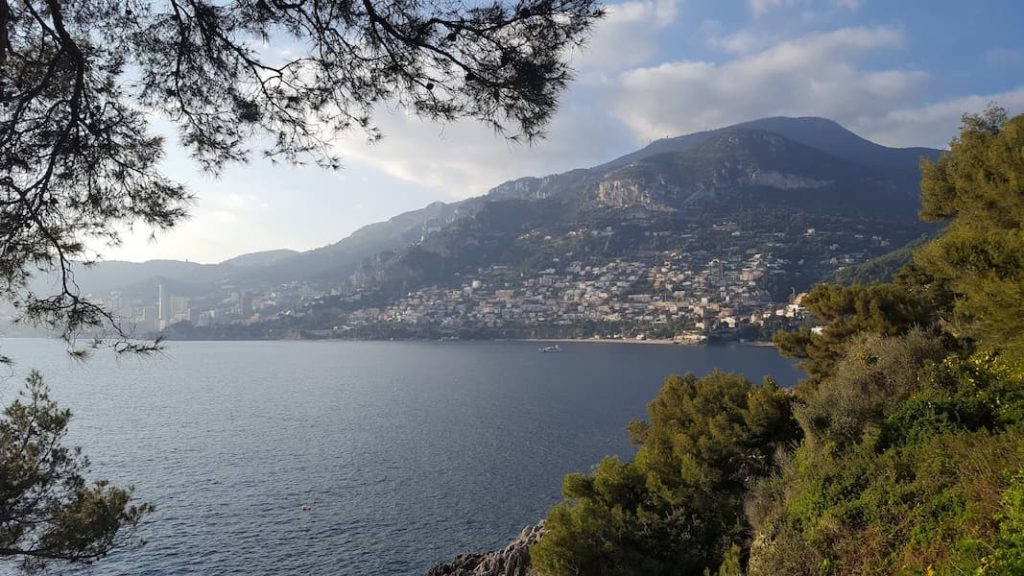 Sentier littoral de Roquebrune Cap Martin en hiver, un sentier littoral où on aperçoit Monaco