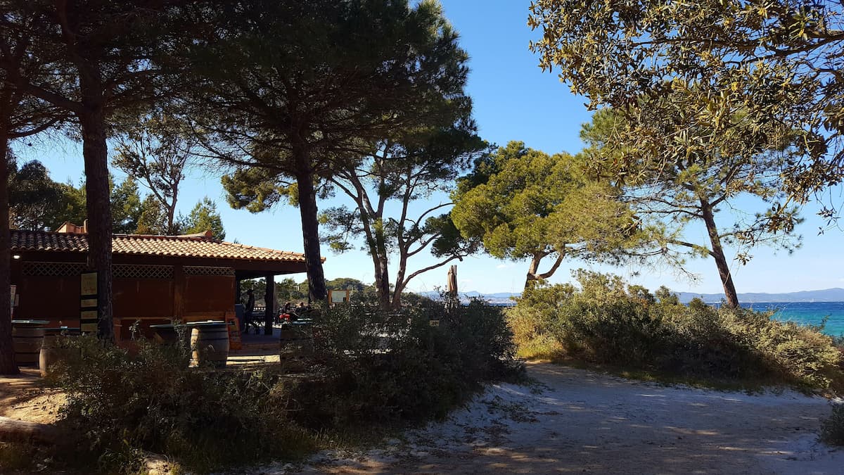 arret vtt sur une des plages de porquerolles agrementee d'un resto plage