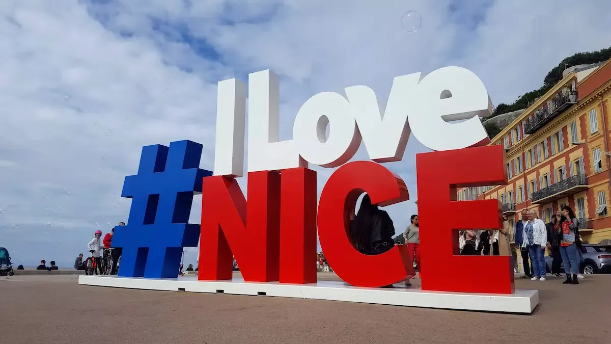 l'énorme logo #I love Nice, plante sur l'esplanade rauba capeu, est devenu l'attraction de chaque jour, le symbole de nice et un hashtag tres utilise sur les reseaux sociaux 