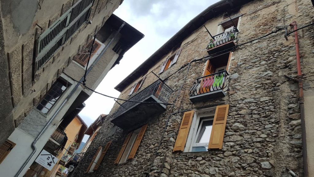 vue d'une ruelle d'un village typique à Saint-Martin-Vésubie dans les Alpes du Sud