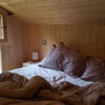 lit defait dans une jolie mezzanine tout au bois au chalet 123 soleil a st martin vesubie dans le mercantour