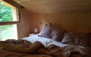 lit defait dans une jolie mezzanine tout au bois au chalet 123 soleil a st martin vesubie dans le mercantour