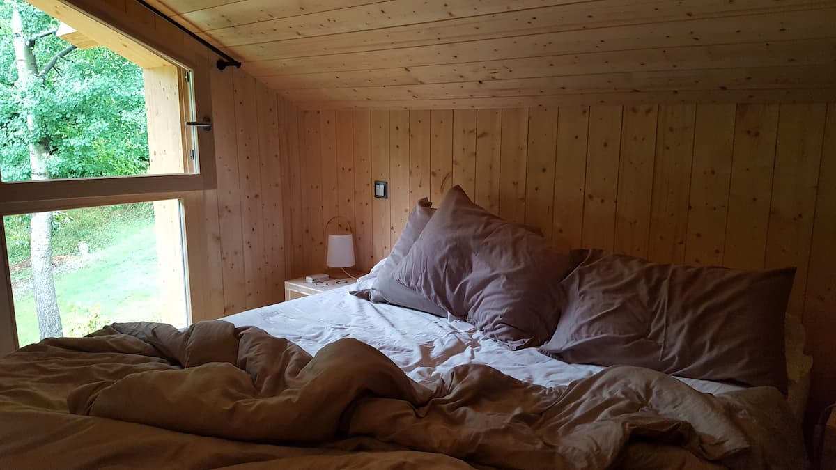 lit defait dans une jolie mezzanine tout au bois au chalet 123 soleil a st martin vesubie dans le mercantour