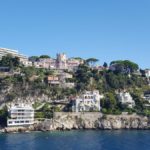 cap de nice avec focus sur chateau des anglais vu du large a bord d'un ferry