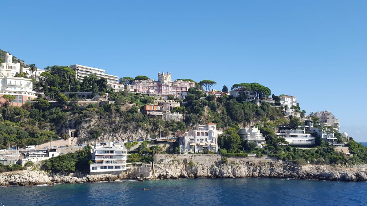 cap de nice avec focus sur chateau des anglais vu du large a bord d'un ferry