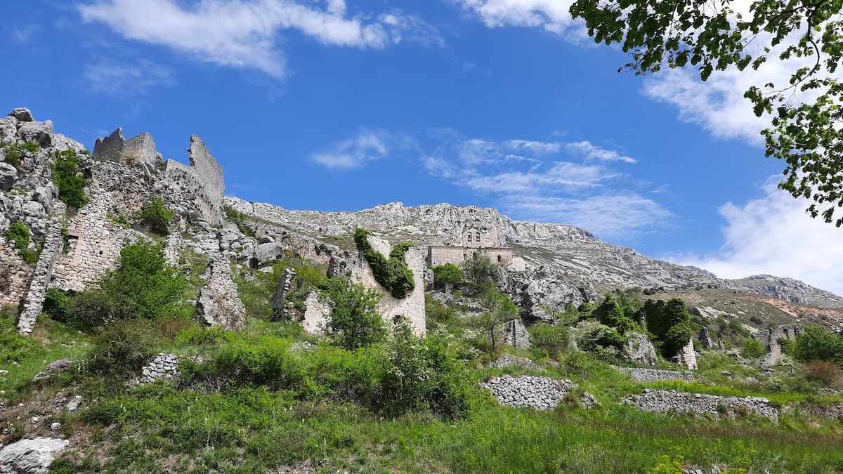 les ruines de l'ancien chateau des hautes gréolieres sur la route immortalisee dans un film de james bond nomme goldeneye