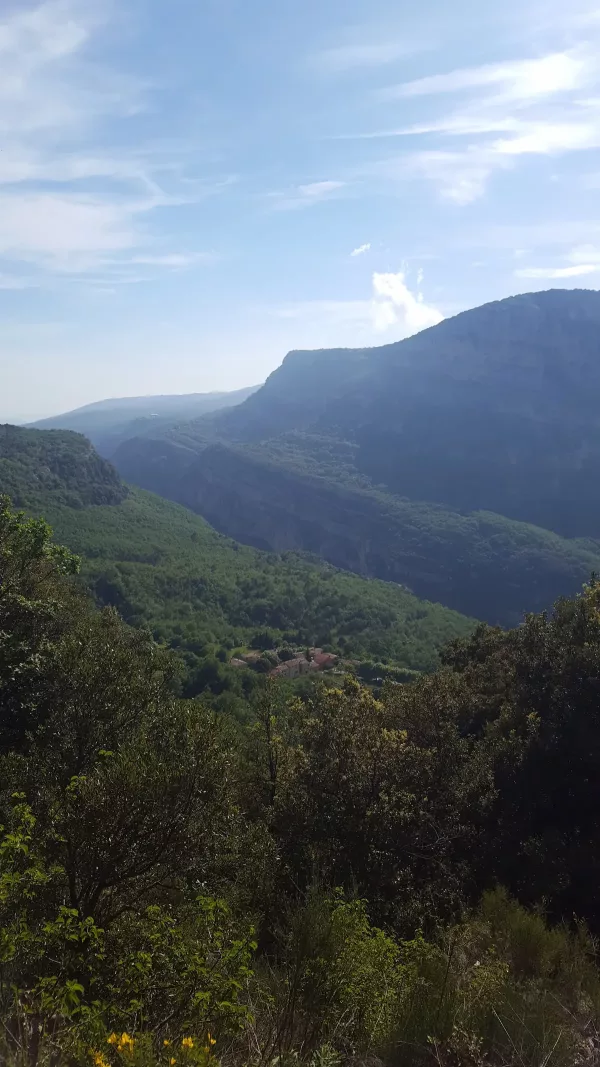 Vue des montagnres alpines sur les sentiers du littoral des Alpes-Maritimes