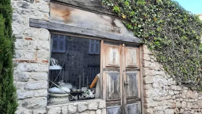 detail d'une maison en pierre pleine de charme dans l'adorable village de la colle sur loup dans l'arriere pays vencois accolee a st paul de vence sur la cote d'azur