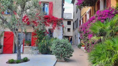 promenade dans les jolies ruelles fleuries de la colle-sur-loup sur la cote d'azur