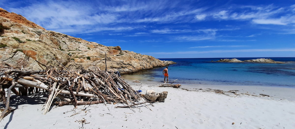 baigneur testant les eaux limpides de la plage cap taillat situe entre la plage de l'escalet a ramatuelle et la plage de gigaro a la croix valmer dans le var