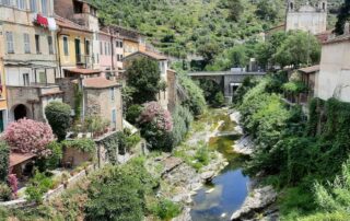 le joli village de dolcedo perche au dessus d'imperia dans le piemont