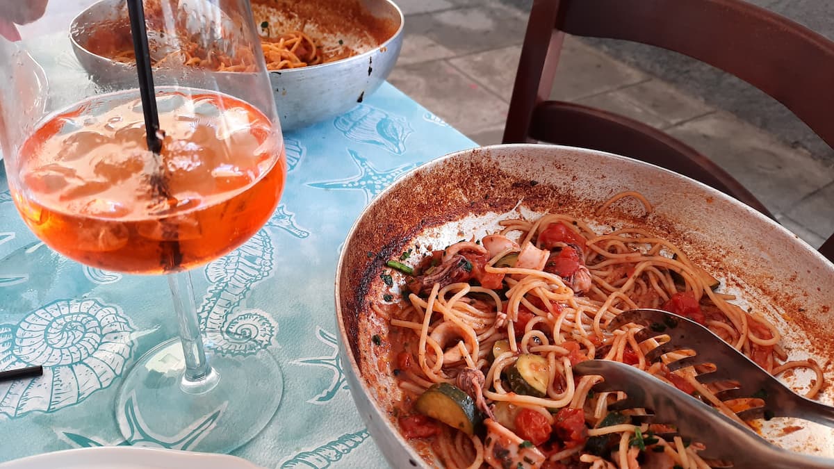 plat de pates appetissant accompagne d'un spritz rafraichissant a imperia en ligurie tout proche de la cote d'azur