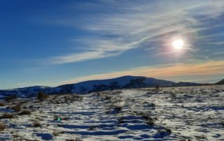 plateau de calern a caussols enneige sous un soleil d'hiver