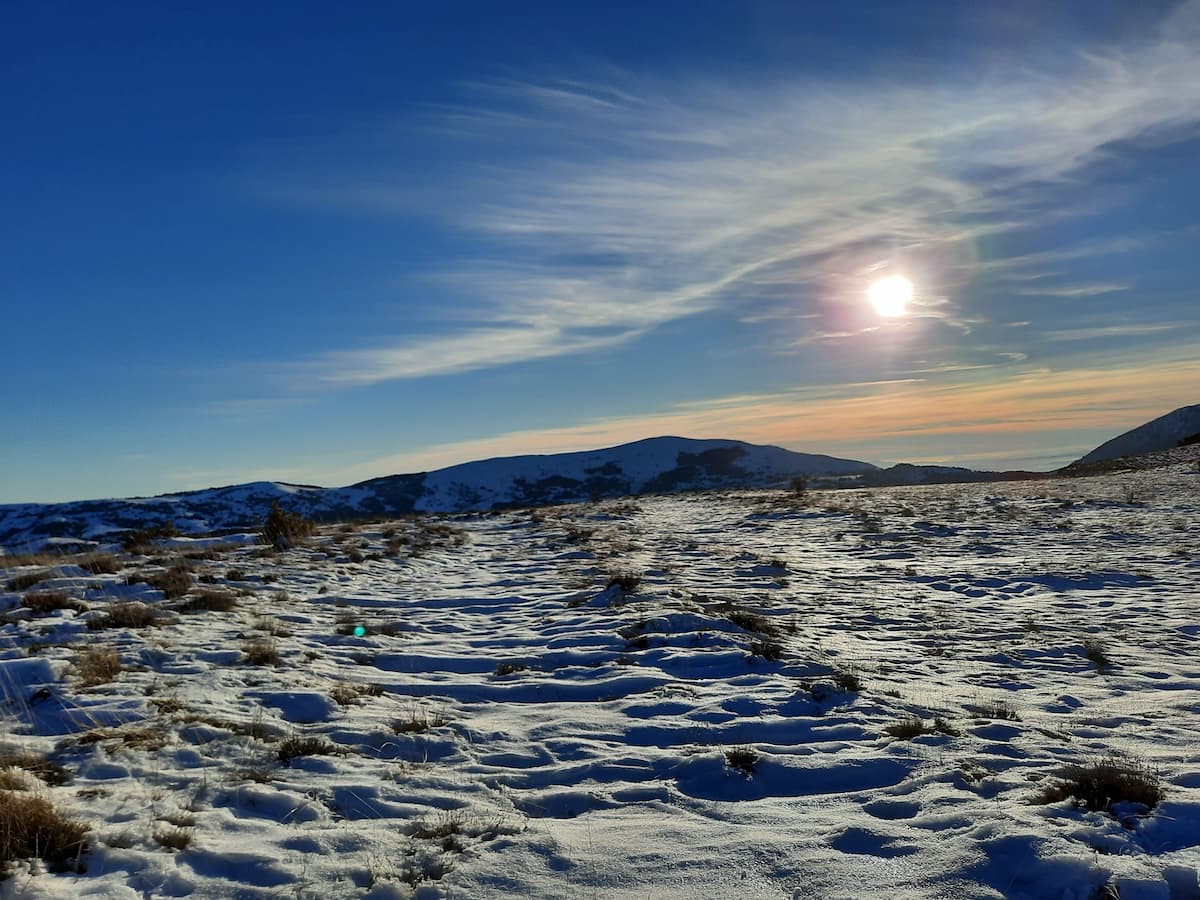 Le plateau de Calern enneigé sous un soleil d'hiver