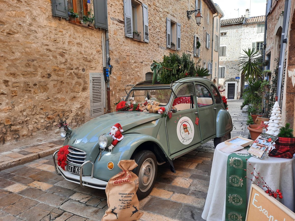 2 CV décorée pour Noël devant une boutique de Valbonne 