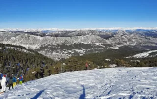 sommet de l'audibergue entre amis pour profiter des joies de l'hiver raquettes ou ski de rando