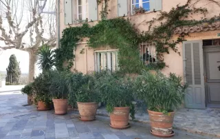 facade d'une maison de village agrementee de vegetation a grimaud dans le var