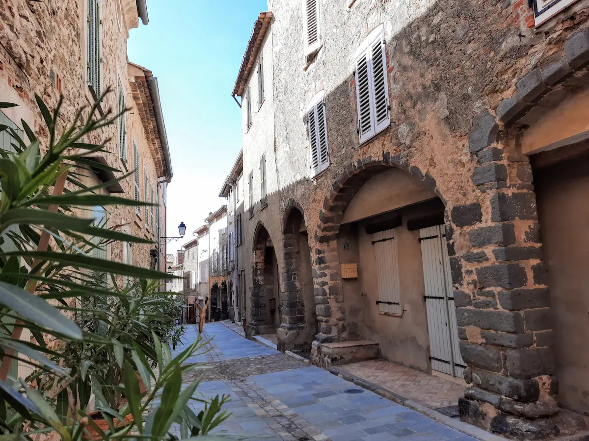 Vue d'une ruelle du village de Grimaud typique des villages provençaux 