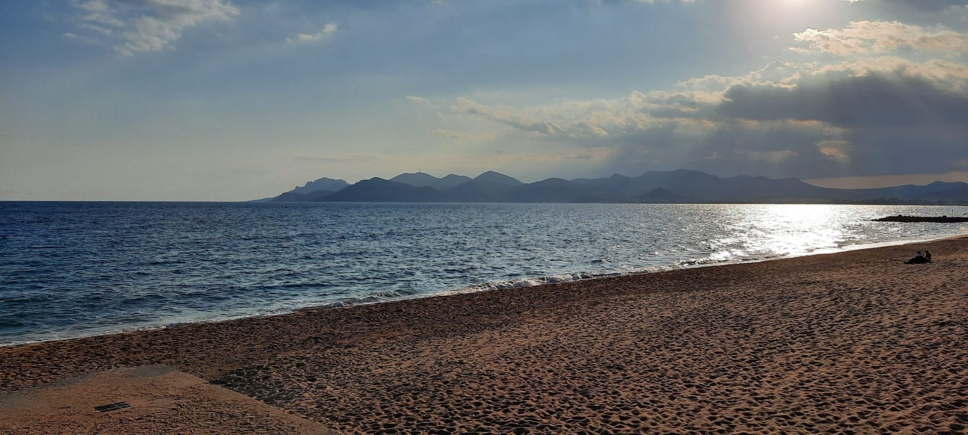 decoupe de l'esterel vue des plages du midi a cannes