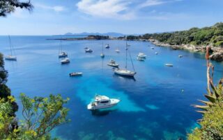 Une vue du sentier littoral de Tire Poil qui longe le cap d'Antibes