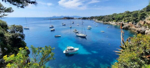 Une vue du sentier littoral de Tire Poil qui longe le cap d'Antibes