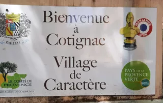 panneau bienvenue a cotignac village de caractere