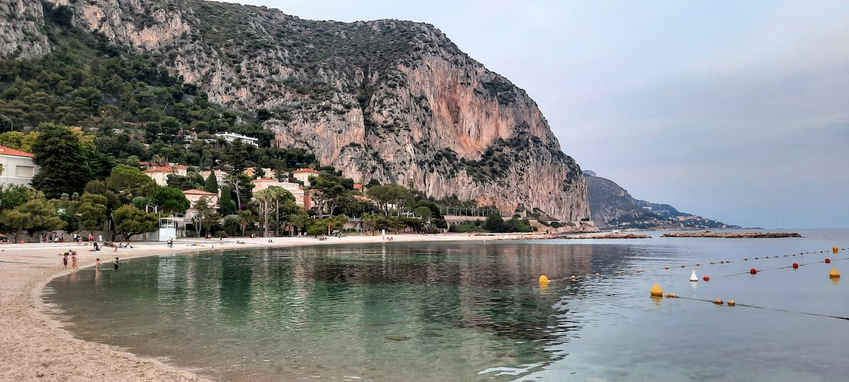 Départ de la balade Petite Afrique à Beaulieu-sur-Mer. Le début est plat au niveau de la mer, après ça grimpe un peu.