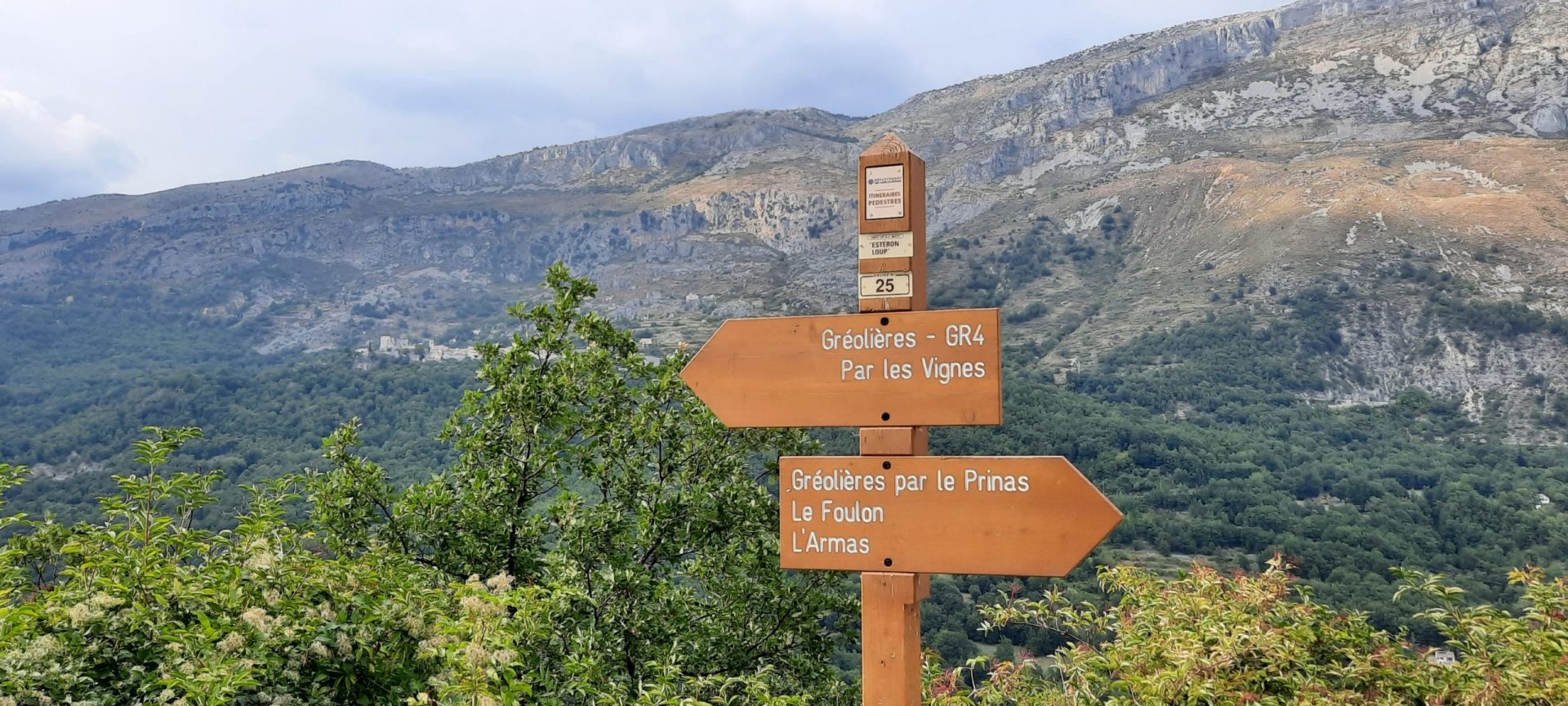 signaletique sur la commune de greolieres sur la cote d'azur