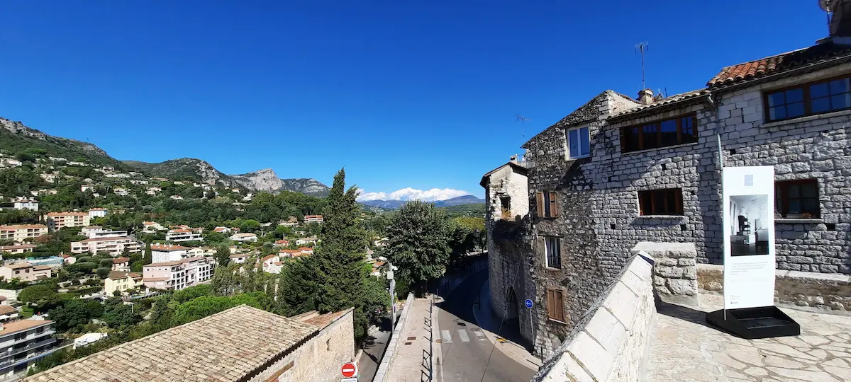 vue d'une partie de la grande place du frene a vence avec vue sur le baou de st jeannet