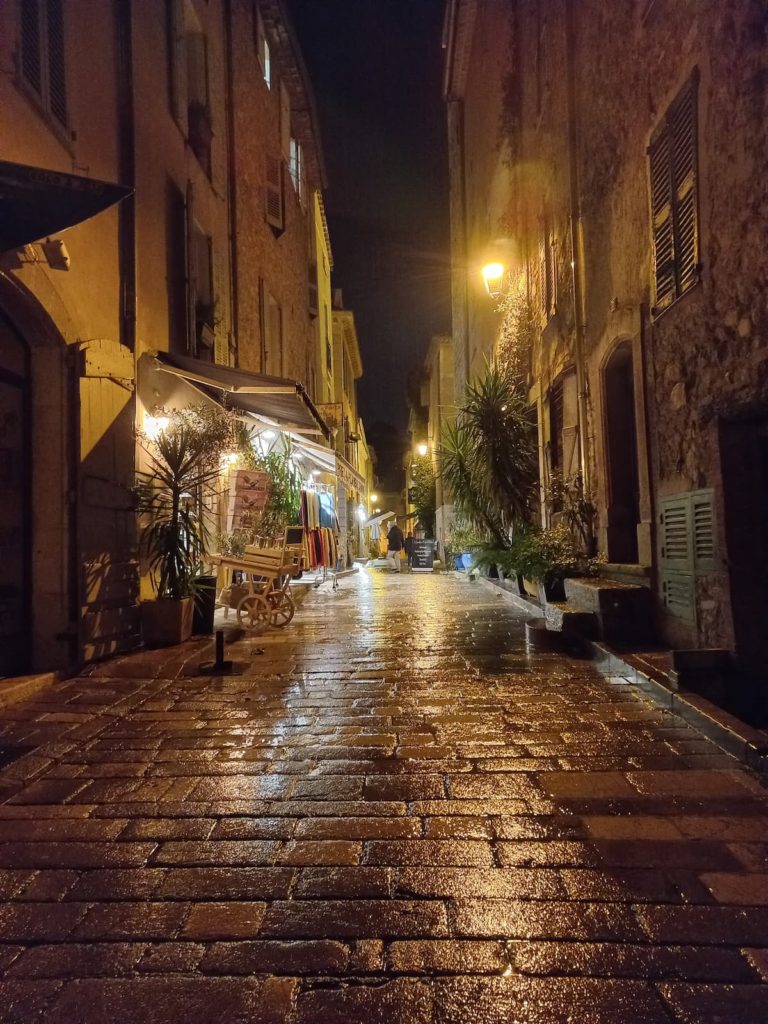 ruelles de valbonne village faiblement eclairees un soir d'hiver sous la pluie