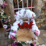 fauteuil decore devant sur le palier de la boutique la boheme a valbonne