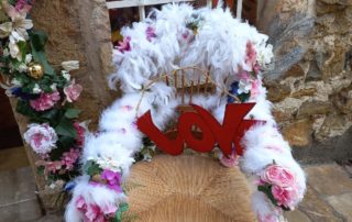 fauteuil decore devant sur le palier de la boutique la boheme a valbonne