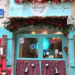 facade du restaurant garinette decore pour noel, un endroit cosy ou on peut deguster des brunches le dimanche par ex ou prendre un apero entre amis