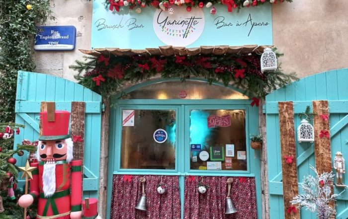 facade du restaurant garinette decore pour noel, un endroit cosy ou on peut deguster des brunches le dimanche par ex ou prendre un apero entre amis