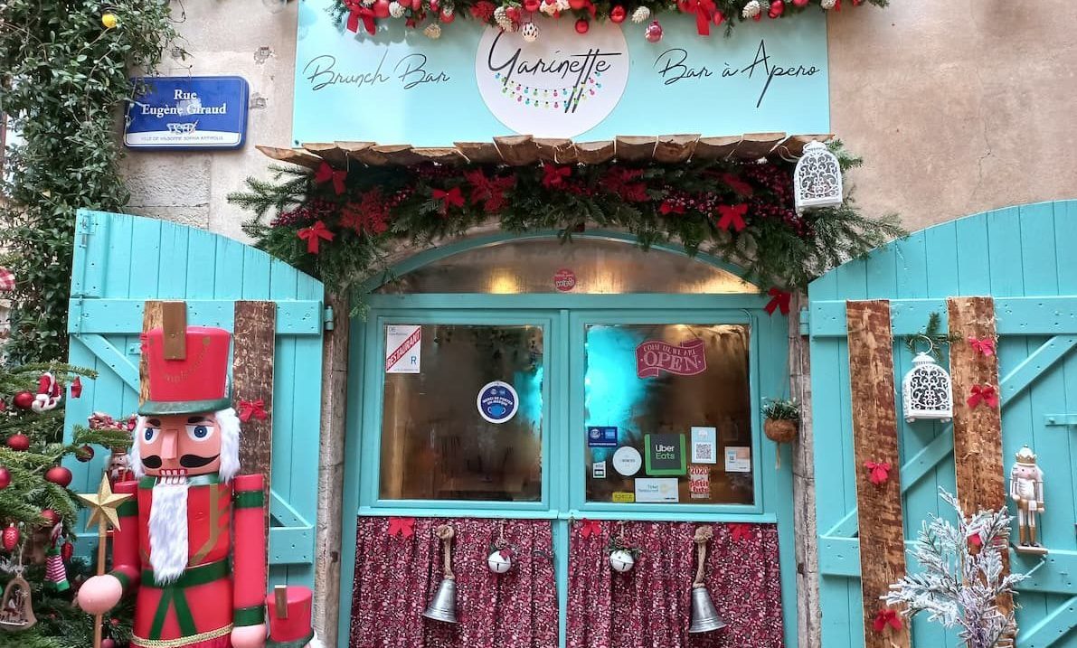facade du restaurant garinette decore pour noel, un endroit cosy ou on peut deguster des brunches le dimanche par ex ou prendre un apero entre amis
