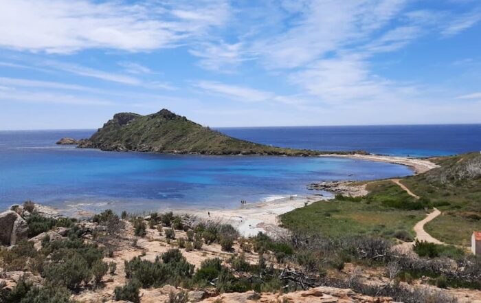 Cap Taillat avec plage et nature au premier plan