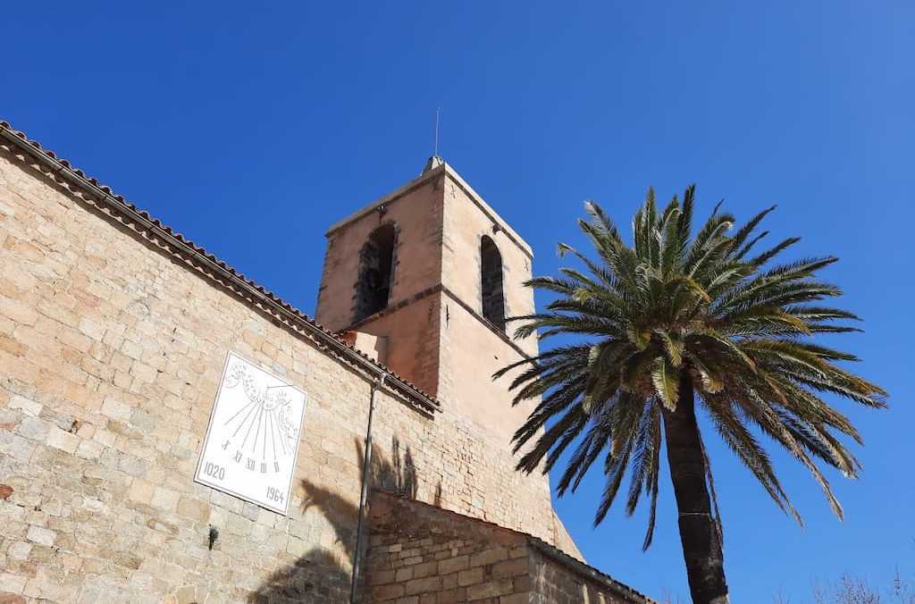 eglise de Biot sous un ciel bleu, avec le seul palmier du village de Biot accolé au clocher